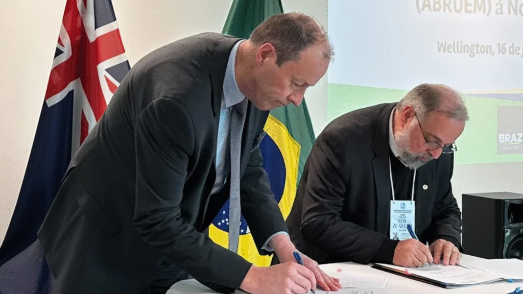 Acordo entre universidades do Paraná e da Nova Zelândia prevê intercâmbio acadêmico, pesquisa conjunta e mobilidade internacional por 10 anos