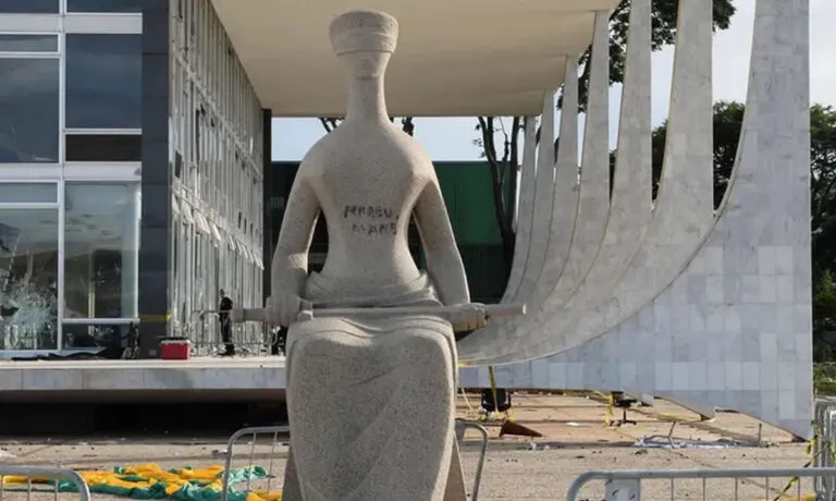 STF mantém condenação por unanimidade de mulher que escreveu “perdeu, mané” em estátua