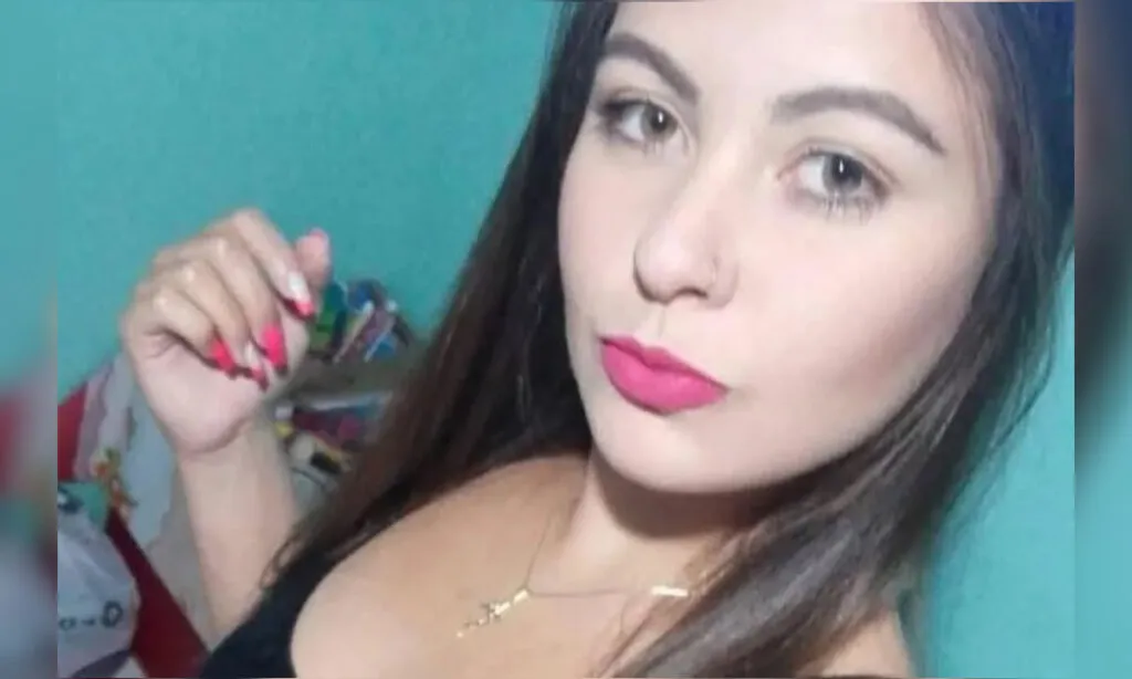 O corpo foi encontrado pelo pai que suspeitou do sumiço da jovem; não se sabe quantos dias a filha ficou ao lado do corpo da mãe