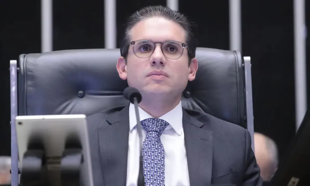 Hugo Motta informou que o plenário vota nesta quarta, o projeto que reduz arrecadação do governo, e o Senado pautou matéria que aumenta despesas com a criação de mais 18 vagas de deputados federais