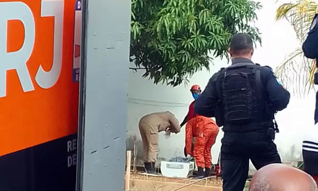 Delegado afirma que assassinatos foram premeditados; adolescente teria pesquisado na internet como sacar o FGTS dos pais antes do crime