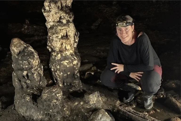 Mais de 100 estruturas pré-históricas feitas pelo homem foram identificadas em caverna francesa