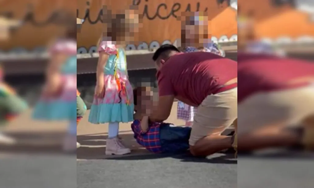 O homem de 41 anos é pai de uma das crianças que dançava em apresentação de uma festa junina da escola; segundo ele o filho era agredido com frequência pelo menino