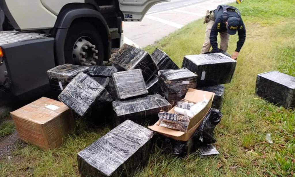 A carga de anabolizantes contrabandeados estava em uma carreta Scania que seguia sentido a SP e que foi abordada em Itapecerica da Serra. O motorista foi preso