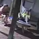 Criança de 2 anos pega arma do pai e mata a mãe com tiro acidental
