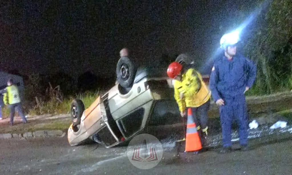 Capotamento ocorreu na noite de quinta-feira. A jovem era caroneira do veículo e sofreu ferimentos leves