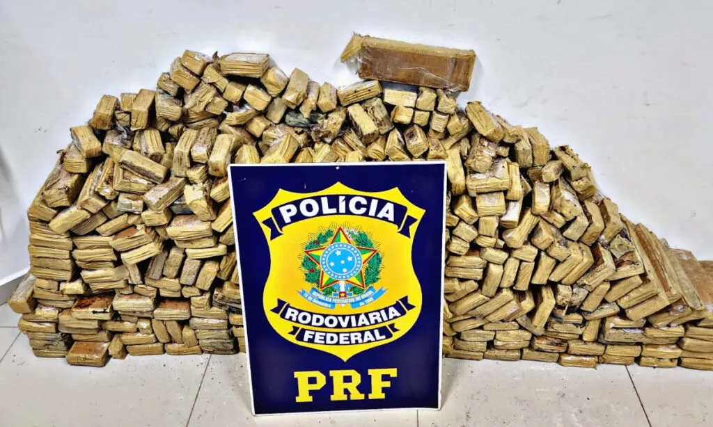 O carro argentino havia sido levado para o pátio e após desconfiança, a polícia desmontou o assoalho e encontrou cerca de 200 quilos de maconha em tabletes