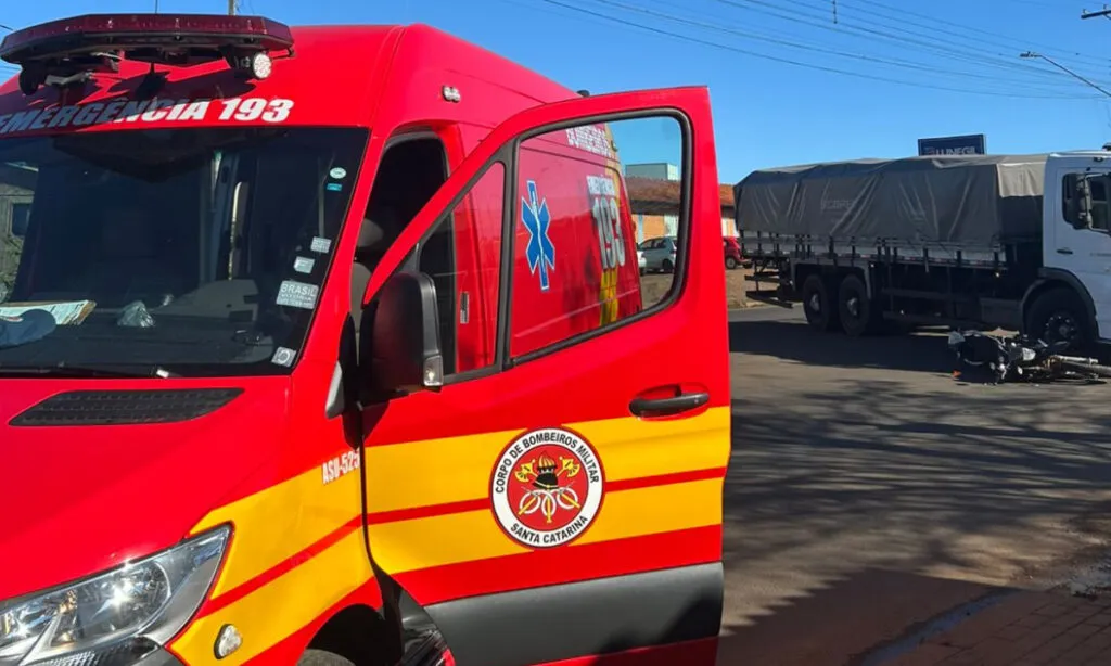 Acidente ocorreu na tarde desta terça-feira. O motociclista colidiu em um caminhão que tentava acessar uma via lateral
