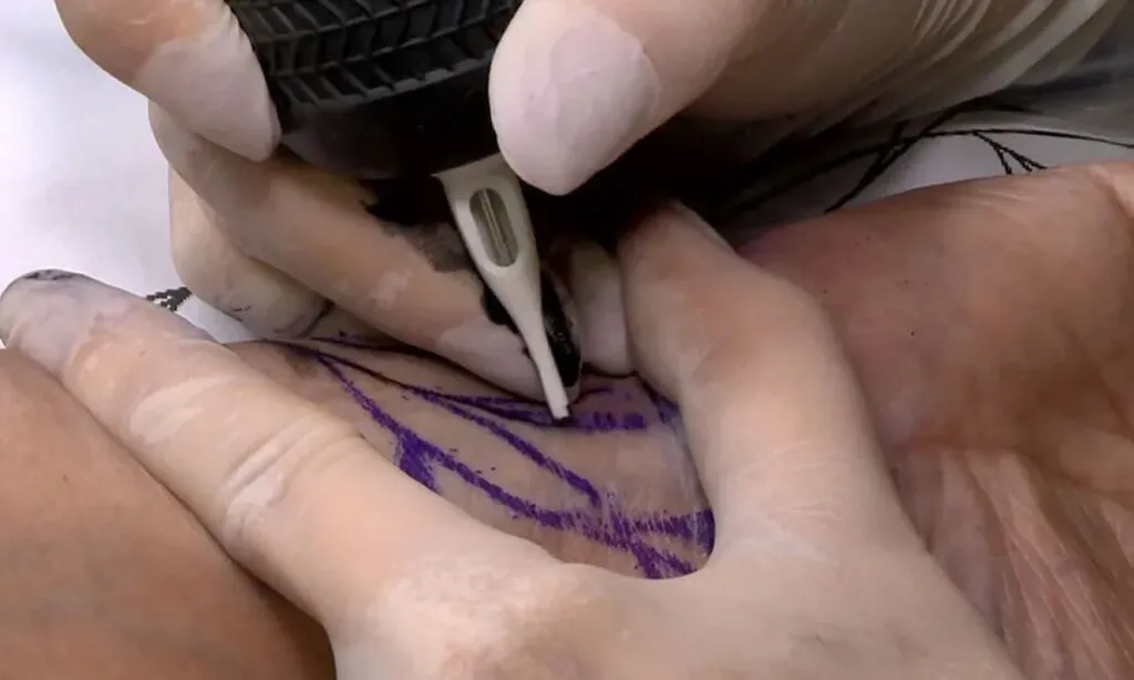 A tatuadora é investigada por realizar tatuagens sem a autorização dos pais das adolescentes