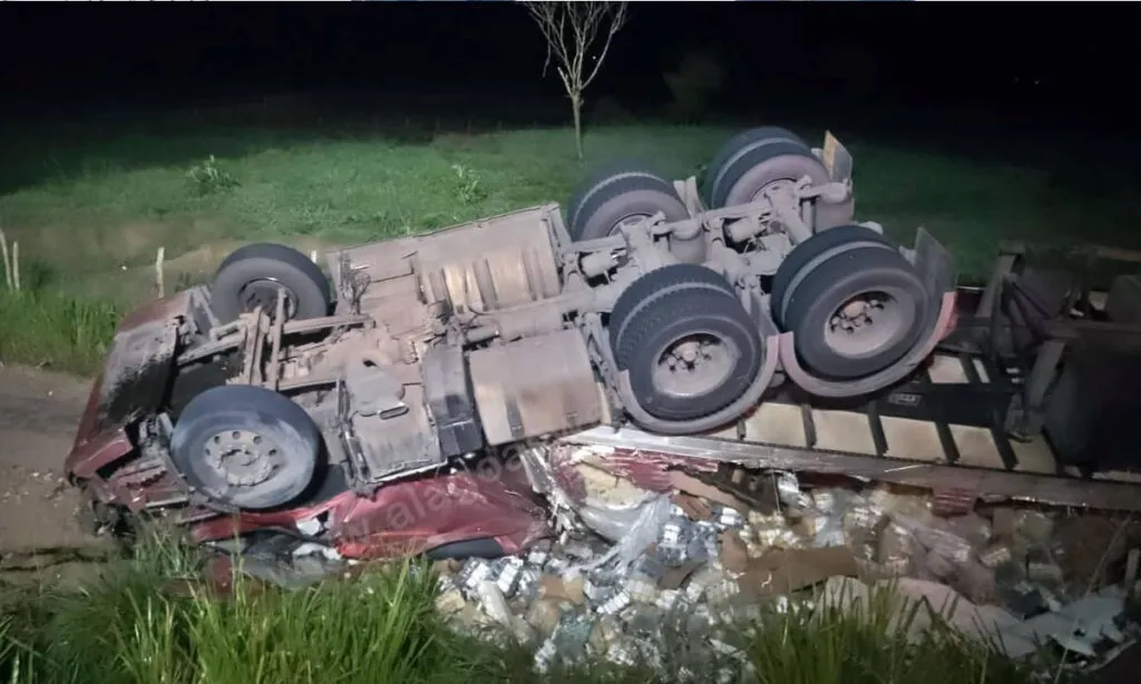 O casal Ismael e Paola, viajavam em uma Scania vermelha, que transportava uma carga de suco com destino a Pernambuco