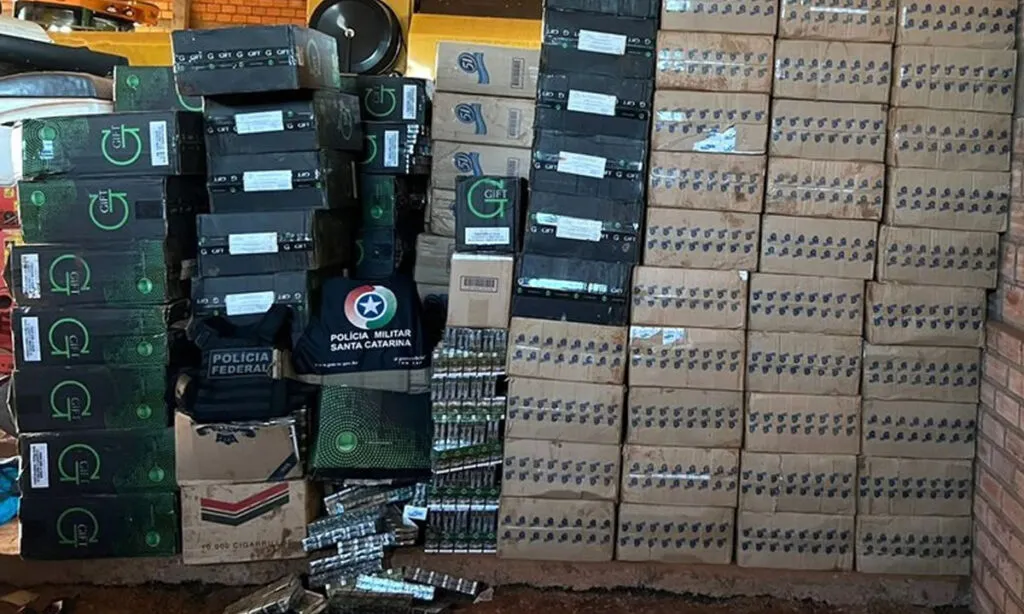 Ocorrência foi registrada na manhã de quarta-feira. Durante a ação, dois homens foram presos, sendo um deles o proprietário do galpão utilizado como depósito