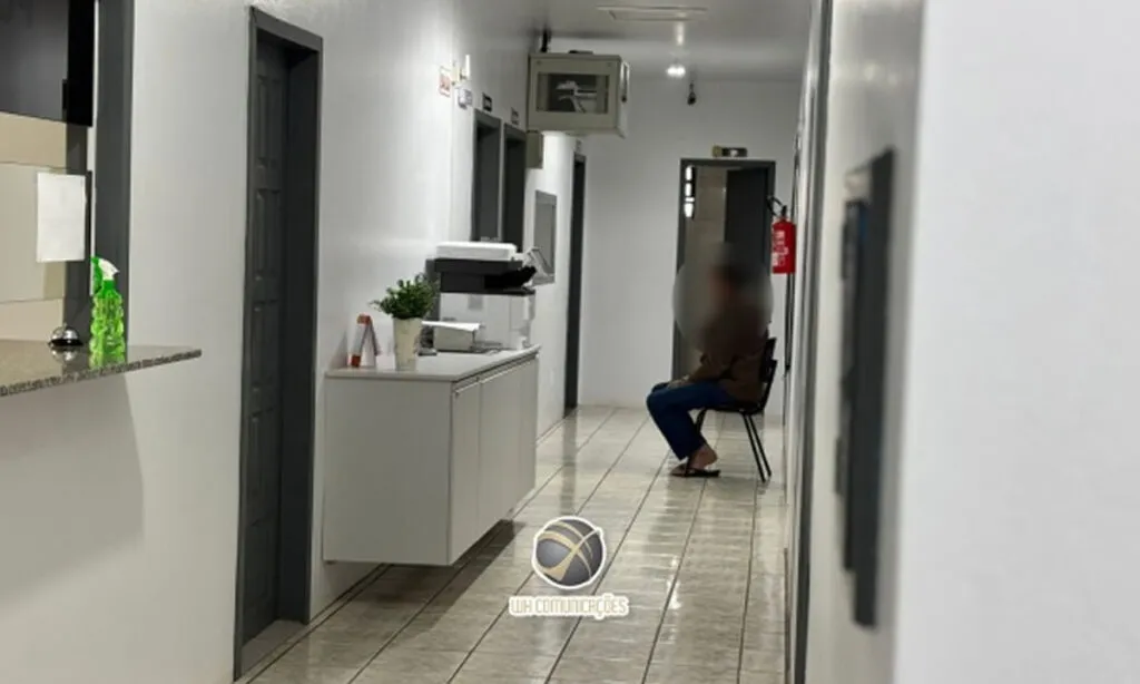 O homem de 42 anos é suspeito de vários crimes contra uma idosa de 70 anos. Ele foi detido em sua residência e encaminhado ao presídio regional de São Miguel do Oeste
