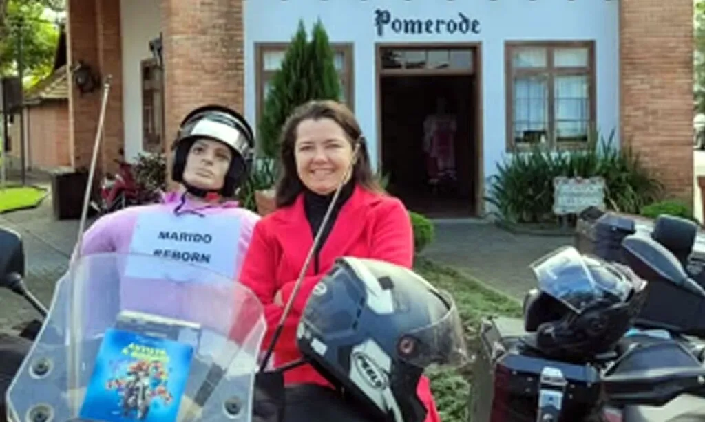 O marido de Isabella Jonsson, não pôde participar da viagem de Mundo Novo (MS) a Santa Catarina. Porém, a mulher deu um jeitinho de 'levar' o companheiro na garupa da moto