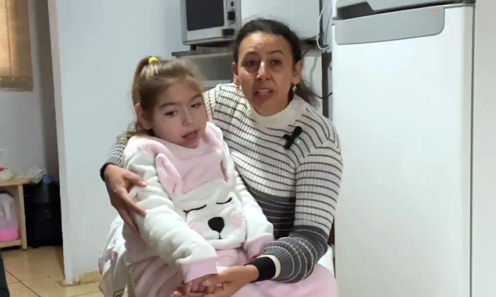 Aos 9 anos, Vitória enfrenta complicações graves de saúde e depende de leite especial, medicação e apoio da comunidade para continuar vivendo com dignidade