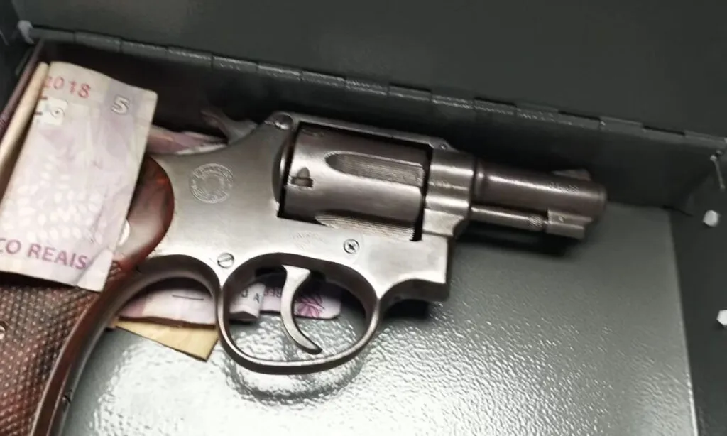 Segundo a Polícia Civil, o mandante devia dinheiro para a vítima e teria cometido o crime para não ter que pagar. O jovem foi sequestrado na capital na sexta e morto horas depois com um tiro