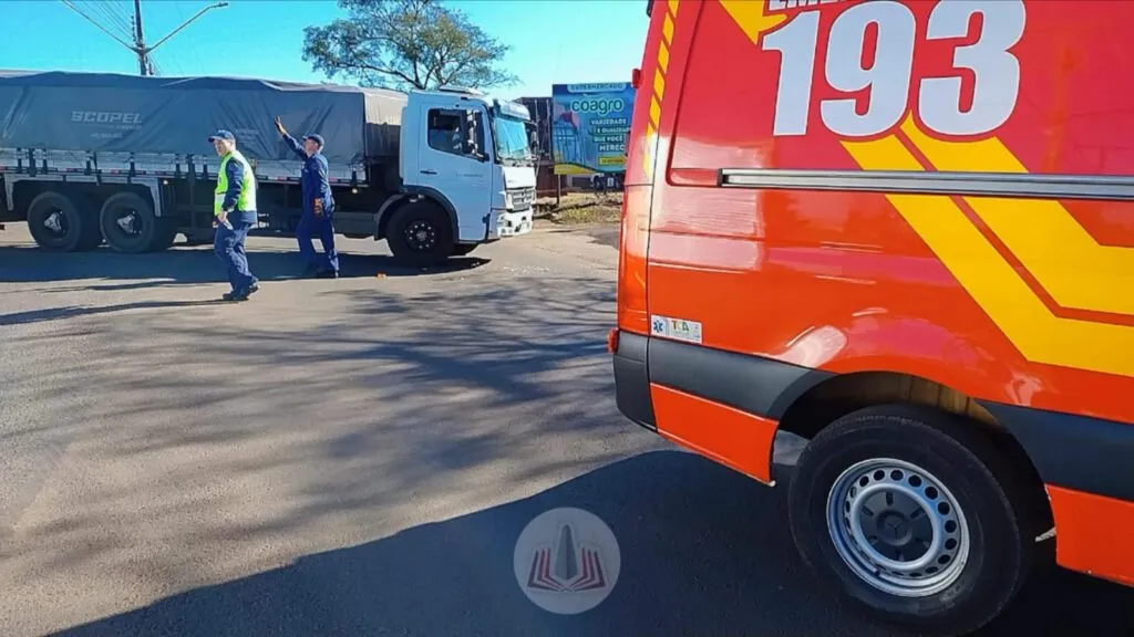 Acidente ocorreu na tarde desta terça-feira. O motociclista colidiu em um caminhão que tentava acessar uma via lateral
