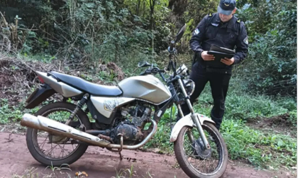 O suspeito conseguiu fugir e abandonou a motocicleta em uma área de mata no “Paraje Barbacuá”, interior de San Antonio, na Argentina