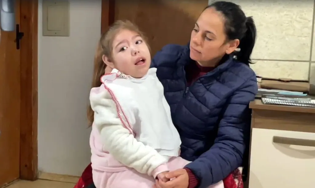 🧡 Vitória precisa de nós: menina com microcefalia luta pela vida e família faz apelo por ajuda