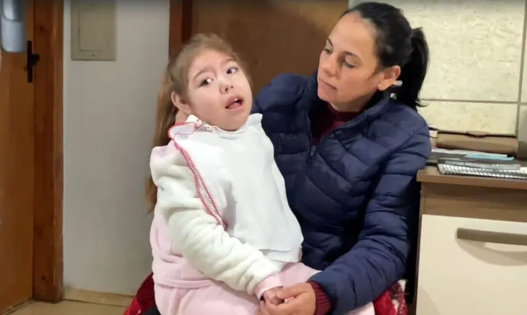 🧡 Vitória precisa de nós: menina com microcefalia luta pela vida e família faz apelo por ajuda