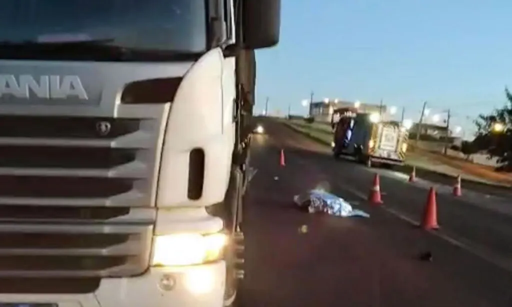 Motorista teria descido do caminhão e estava sob a pista quando foi atingido pelo veículo que seguia sentido a Planalto