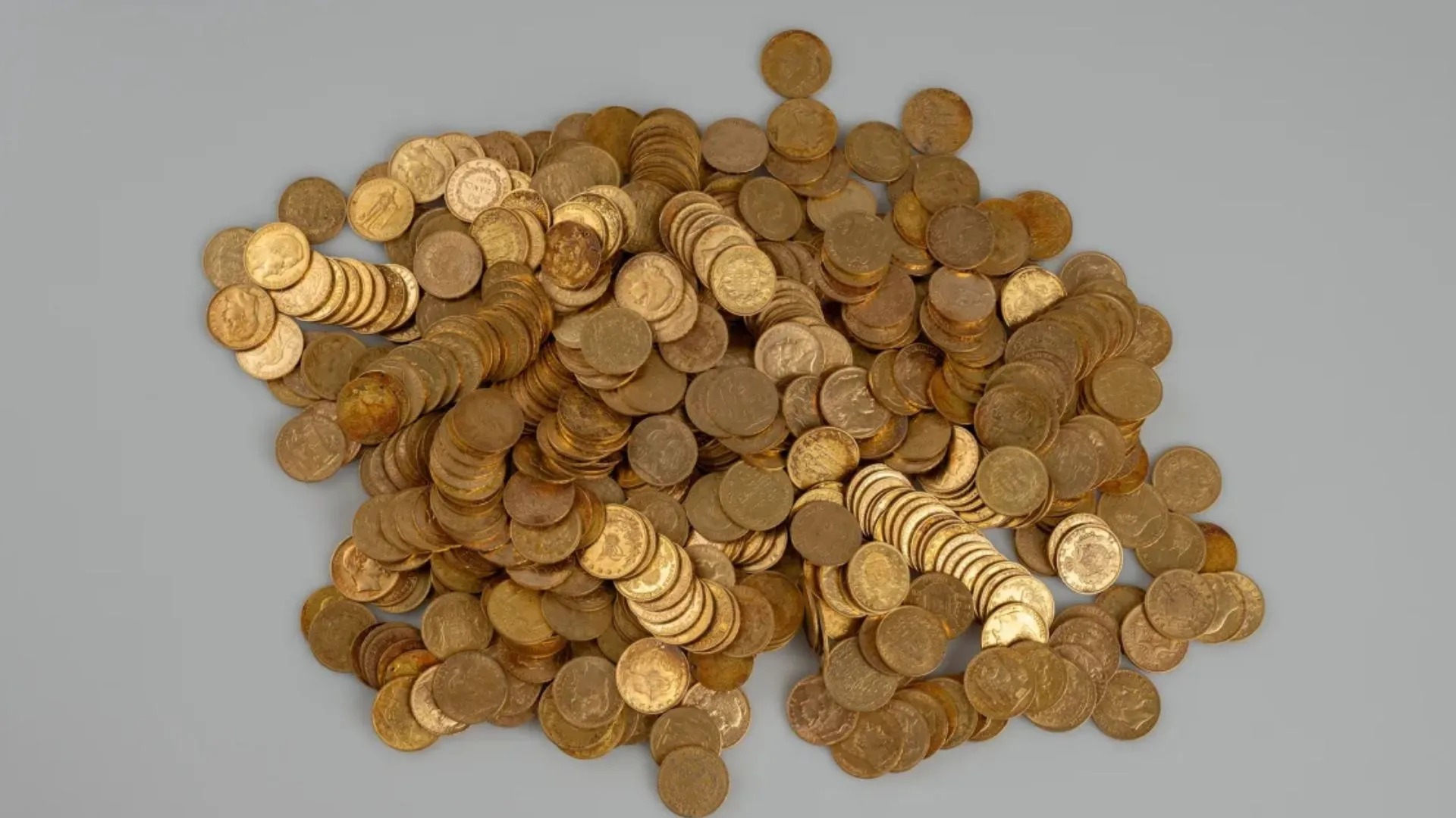 Tesouro oculto com 598 moedas de ouro é achado na República Tcheca