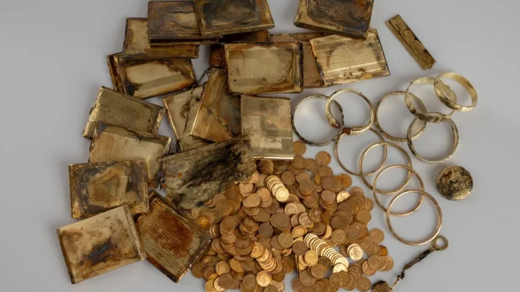 Tesouro oculto com 598 moedas de ouro é achado na República Tcheca