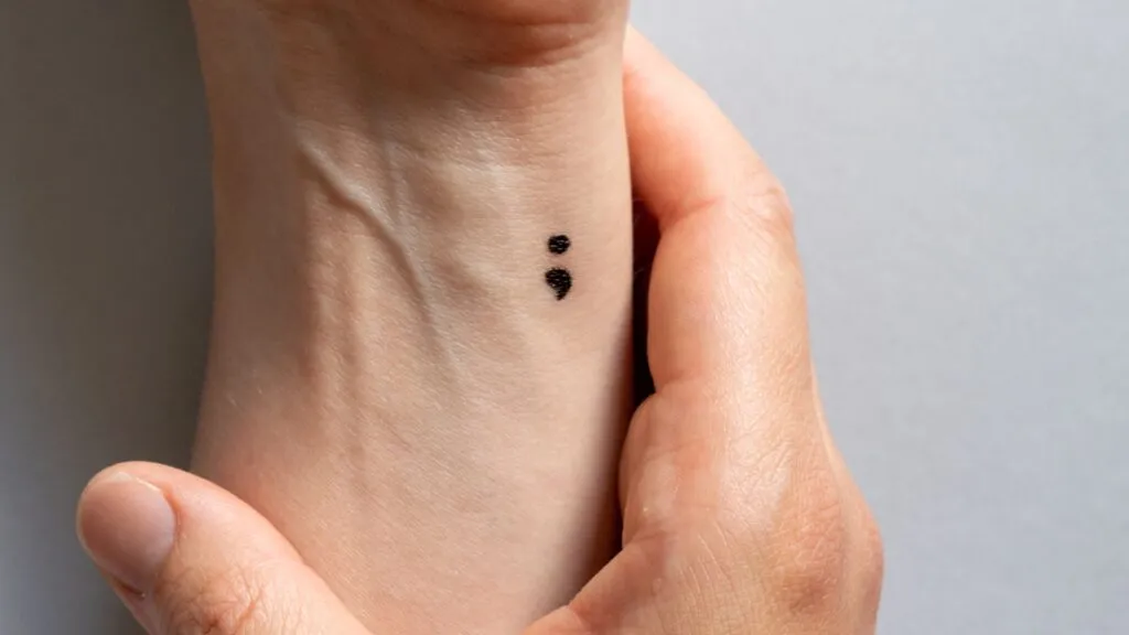 Entenda o que simboliza a tatuagem de ponto e vírgula (;)