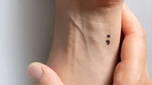 Entenda o que simboliza a tatuagem de ponto e vírgula (;)