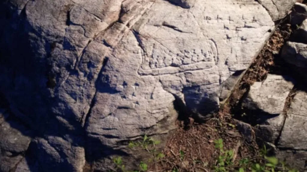 Pedra rúnica com oração sueca é encontrada em floresta canadense