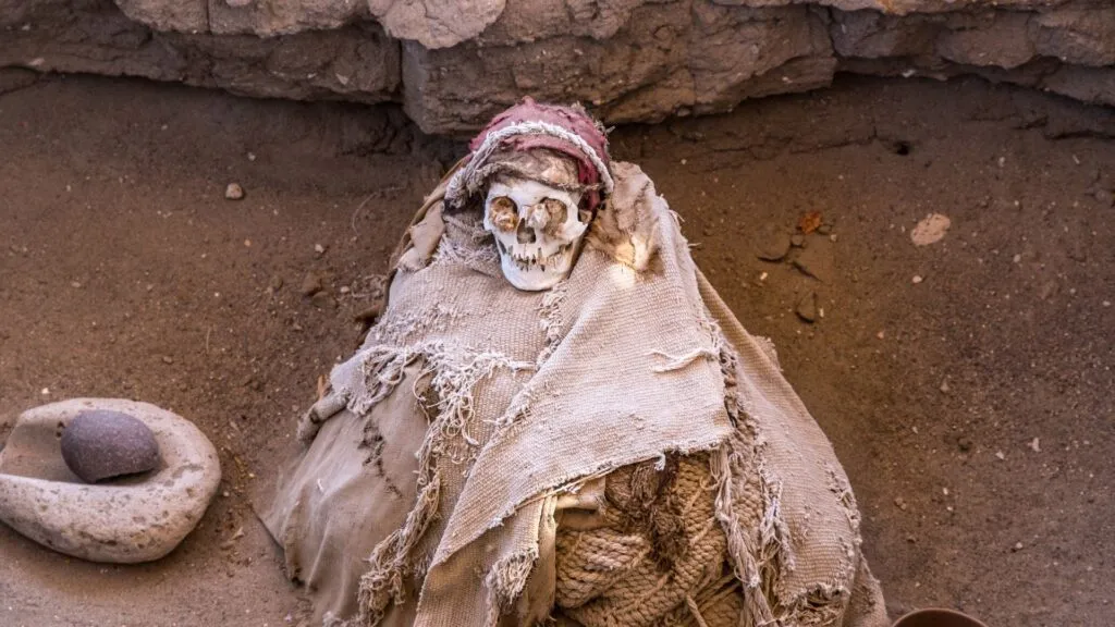 Múmia de jovem da cultura Chancay é encontrada sob avenida no Peru