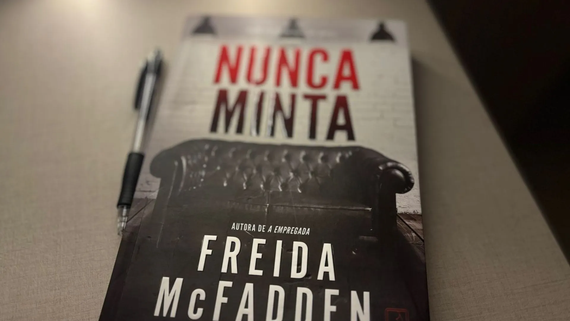 Resenha do livro "Nunca Minta" de Freida McFadden