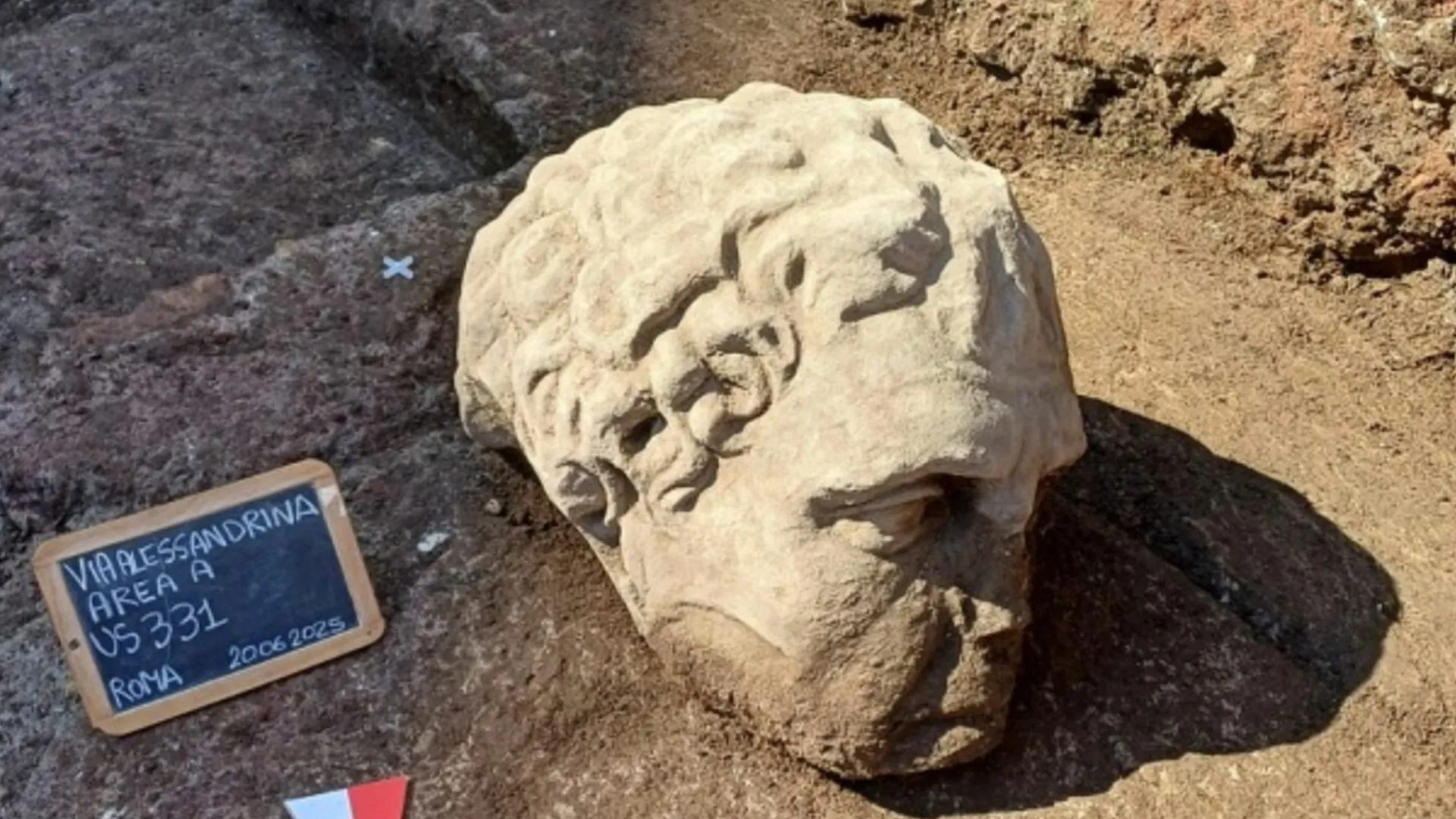 Cabeça gigante de mármore é achada em Roma em meio a ruínas medievais