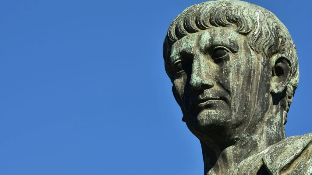 Cabeça gigante de mármore é achada em Roma em meio a ruínas medievais
