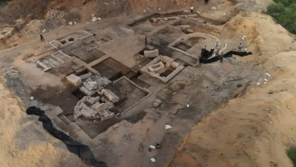Sarcófago romano esculpido é encontrado em Cesareia