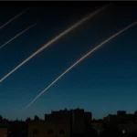 Israel sob ataque: mísseis são lançados do Irã e população corre para abrigos antibomba