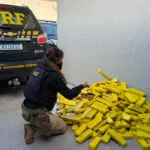 Condutor foge da PRF, cai de barranco e é preso com 120 kg de maconha e carro furtado