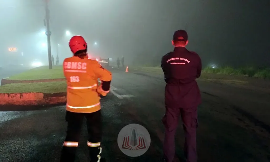 Capotamento ocorreu na noite de quinta-feira. A jovem era caroneira do veículo e sofreu ferimentos leves
