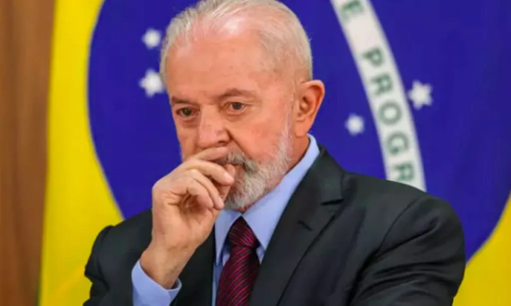A desaprovação de Lula (PT) oscilou para cima dentro da margem de erro e chegou a 57% dos eleitores brasileiros segundo pesquisa Quaest