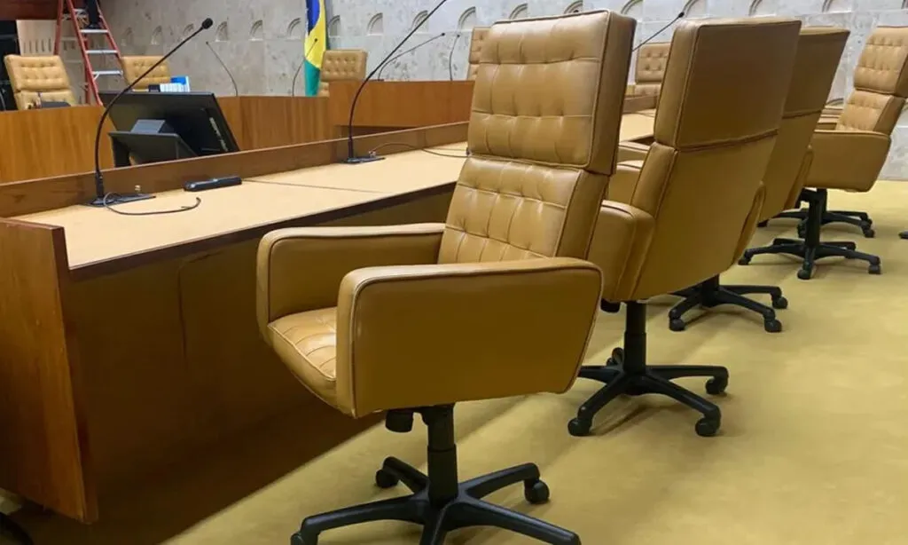 O mecânico foi filmado, do lado de fora do Supremo, sentado em uma cadeira de ministro da Corte e insultando Moraes