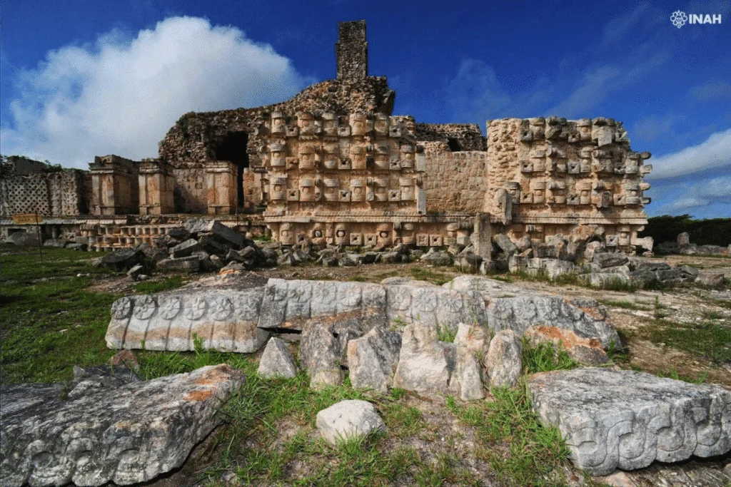 O fabuloso palácio Maia decorado com centenas de máscaras do deus da chuva 1 palacio