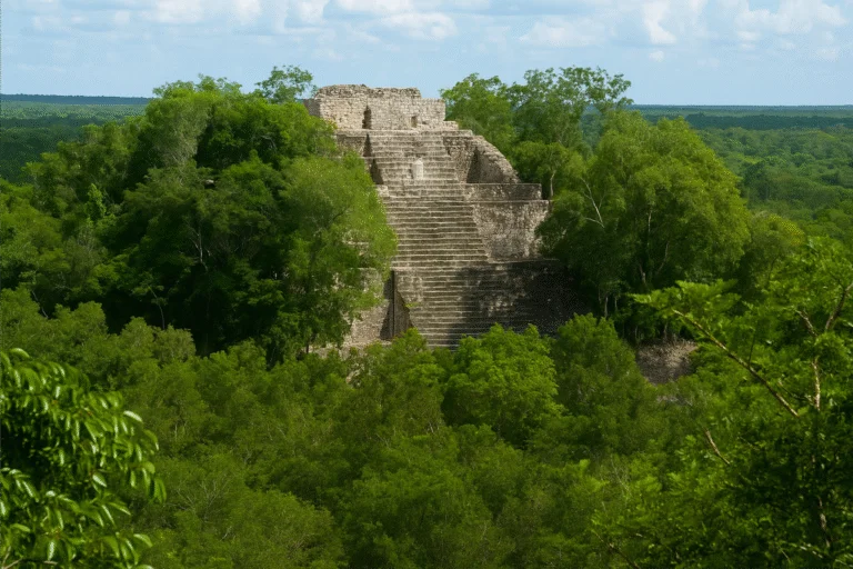 Arqueólogos encontram estranha pirâmide nas selvas mexicanas