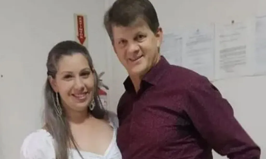 Claudia Tavares Hoeckler chegou a ficar presa, mas teve a liberdade concedida em 2023. Mulher afirma que morte foi motivada por violência doméstica