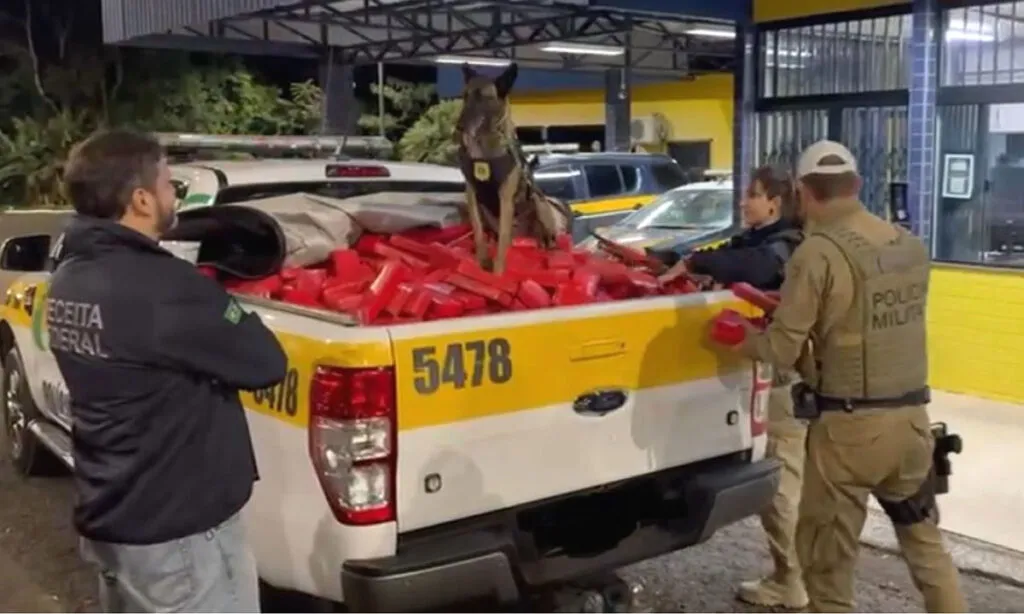 A carga de mais de meia tonelada de maconha escondida em pneus de carreta foi apreendida na BR 153 em Irani