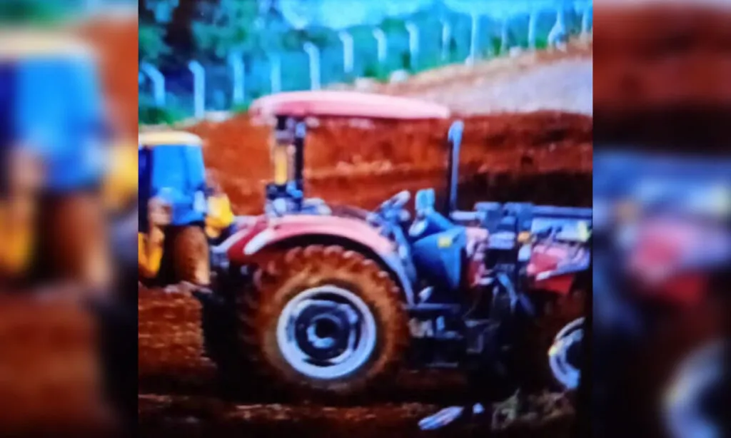 O trator, da marca Massey Ferguson, estava acoplado a um carretão que foi deixado para trás pelos autores