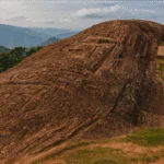 Uma misteriosa arte rupestre gigante criada por ancestrais em uma montanha