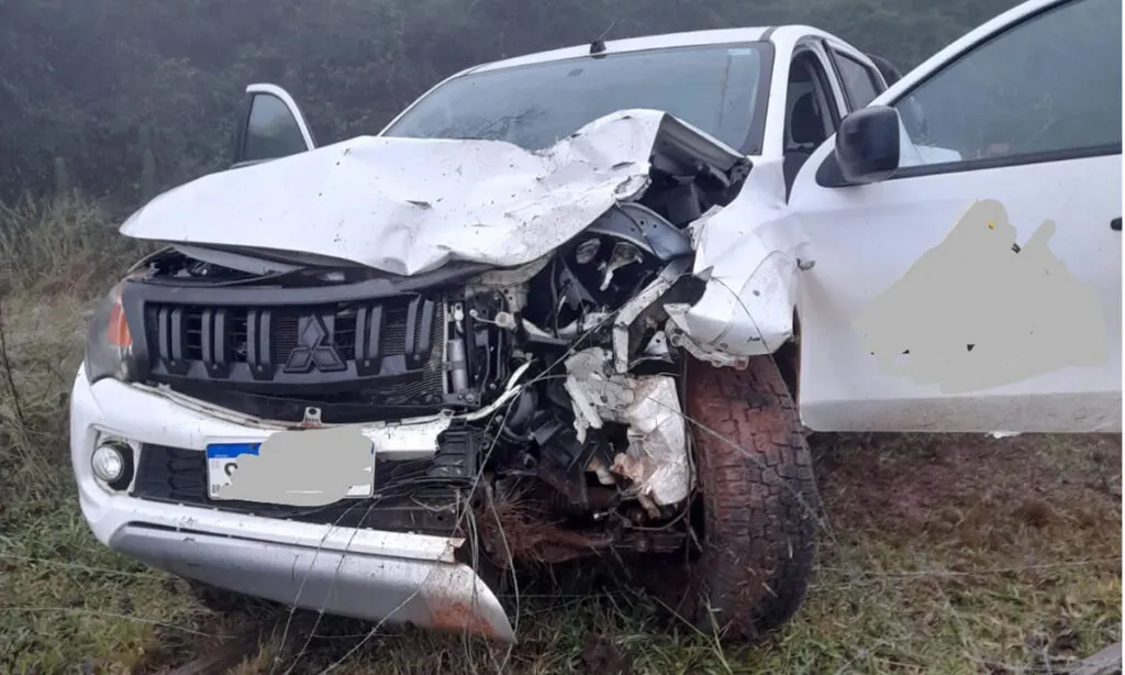 Colisão entre moto e caminhonete ocorreu na manhã desta sexta-feira. O motociclista morreu no local
