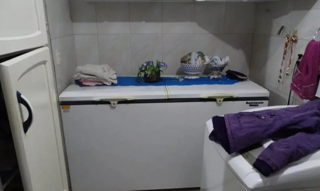 Claudia Tavares Hoeckler chegou a ficar presa, mas teve a liberdade concedida em 2023. Mulher afirma que morte foi motivada por violência doméstica