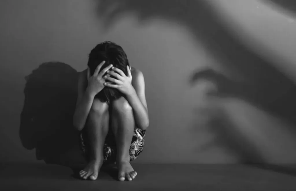 Segundo a coordenação pedagógica da unidade, uma professora do segundo ano relatou que um aluno, apresentava marcas visíveis de agressão física