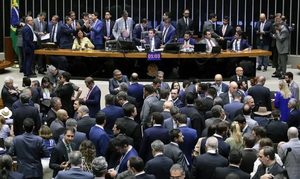 Hugo Motta informou que o plenário vota nesta quarta, o projeto que reduz arrecadação do governo, e o Senado pautou matéria que aumenta despesas com a criação de mais 18 vagas de deputados federais