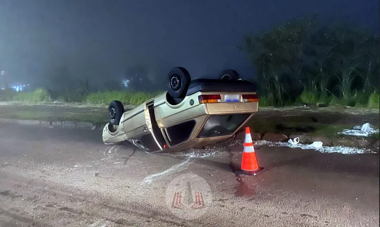 Jovem fica ferida em capotamento de veículo na BR 163, em Barracão